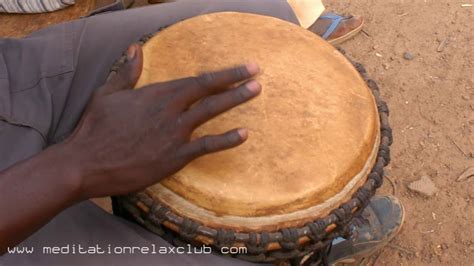  Hommage à la Douleur Une mélodie contemplative qui fusionne les rythmes tribaux africains avec des mélodies envoûtantes d’instruments traditionnels persans